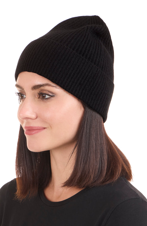 CASHMERE CHUNKY RIB KNIT HAT in black on model
