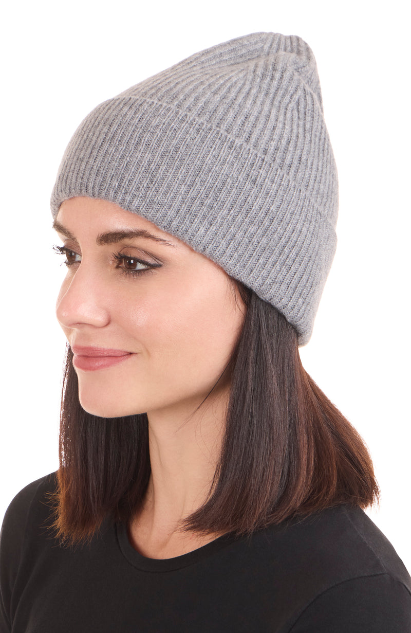 CASHMERE CHUNKY RIB KNIT HAT in grey on model