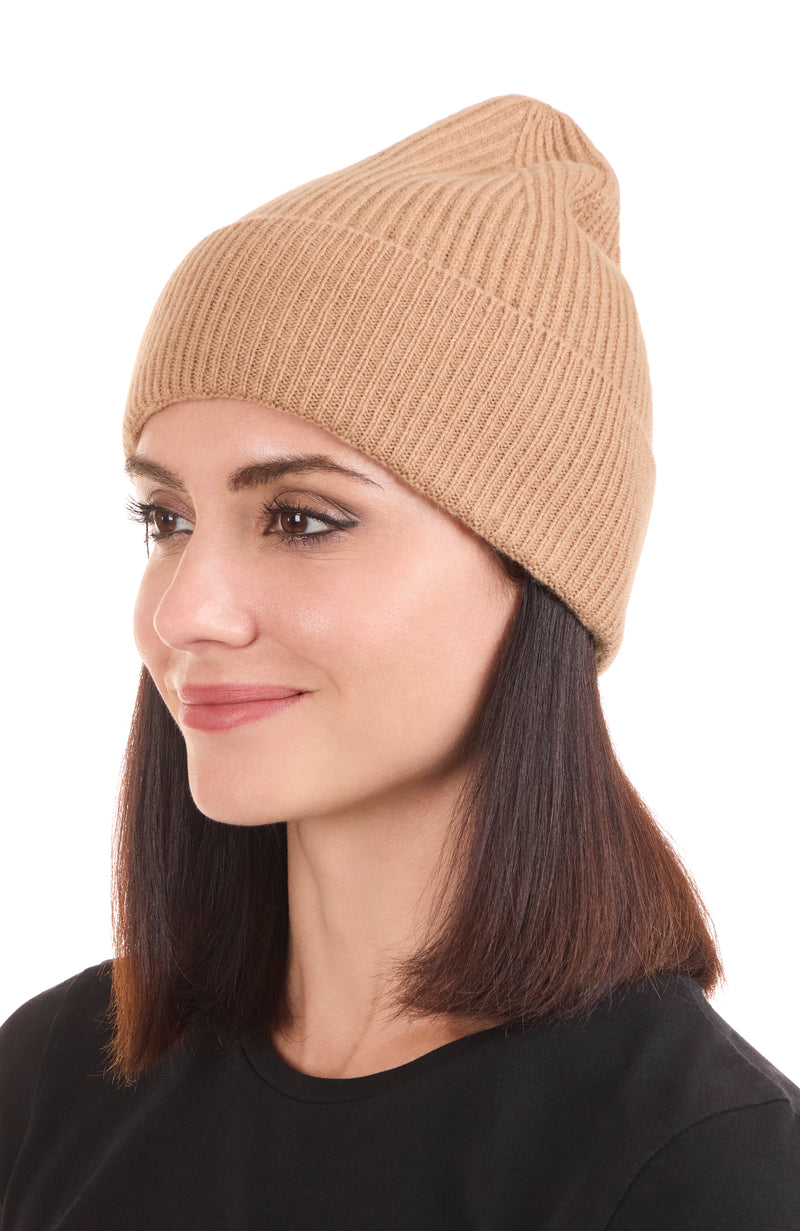 CASHMERE CHUNKY RIB KNIT HAT in camel on model