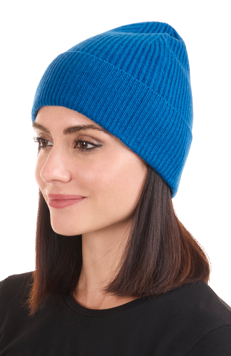 CASHMERE CHUNKY RIB KNIT HAT in seabird on model