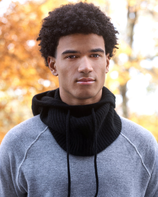 Man wearing CASHMERE RIBBED KNIT HOOD in black